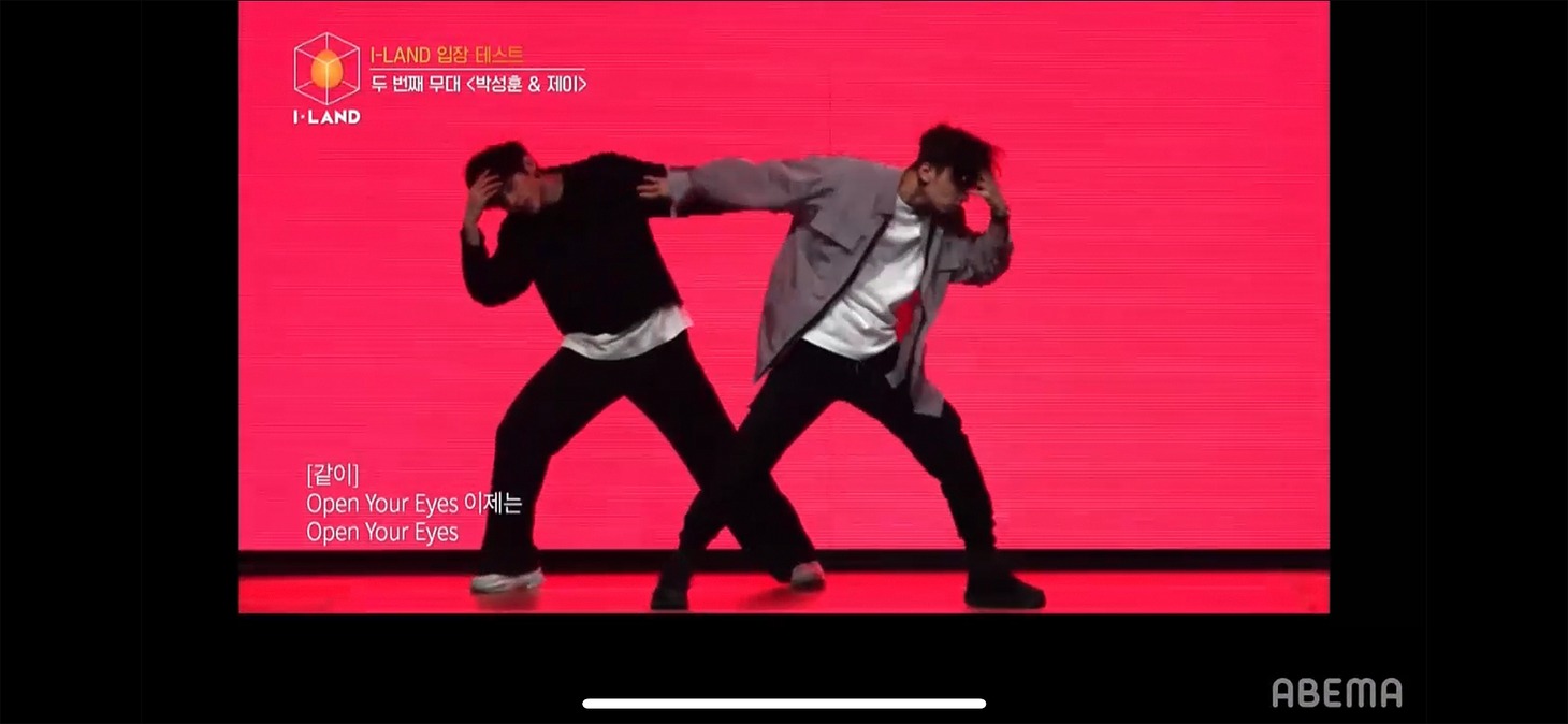 JAYとSUNGHOONのパフォーマンスの様子。