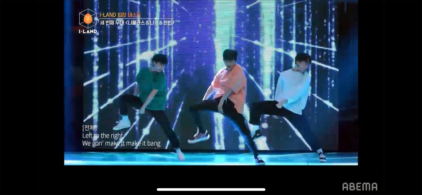 HANBIN、NIKI、NICHOLASのパフォーマンスの様子。