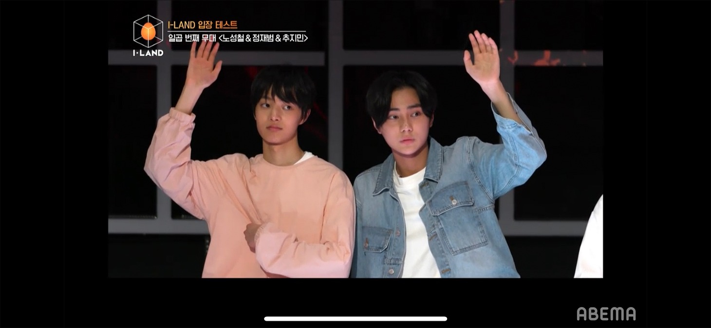 挙手するEJとDANIEL。