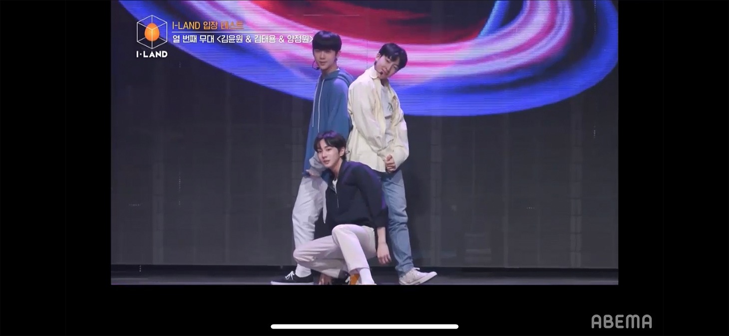 YOONWON、JUNGWON、TAEYONGによるパフォーマンスの様子。