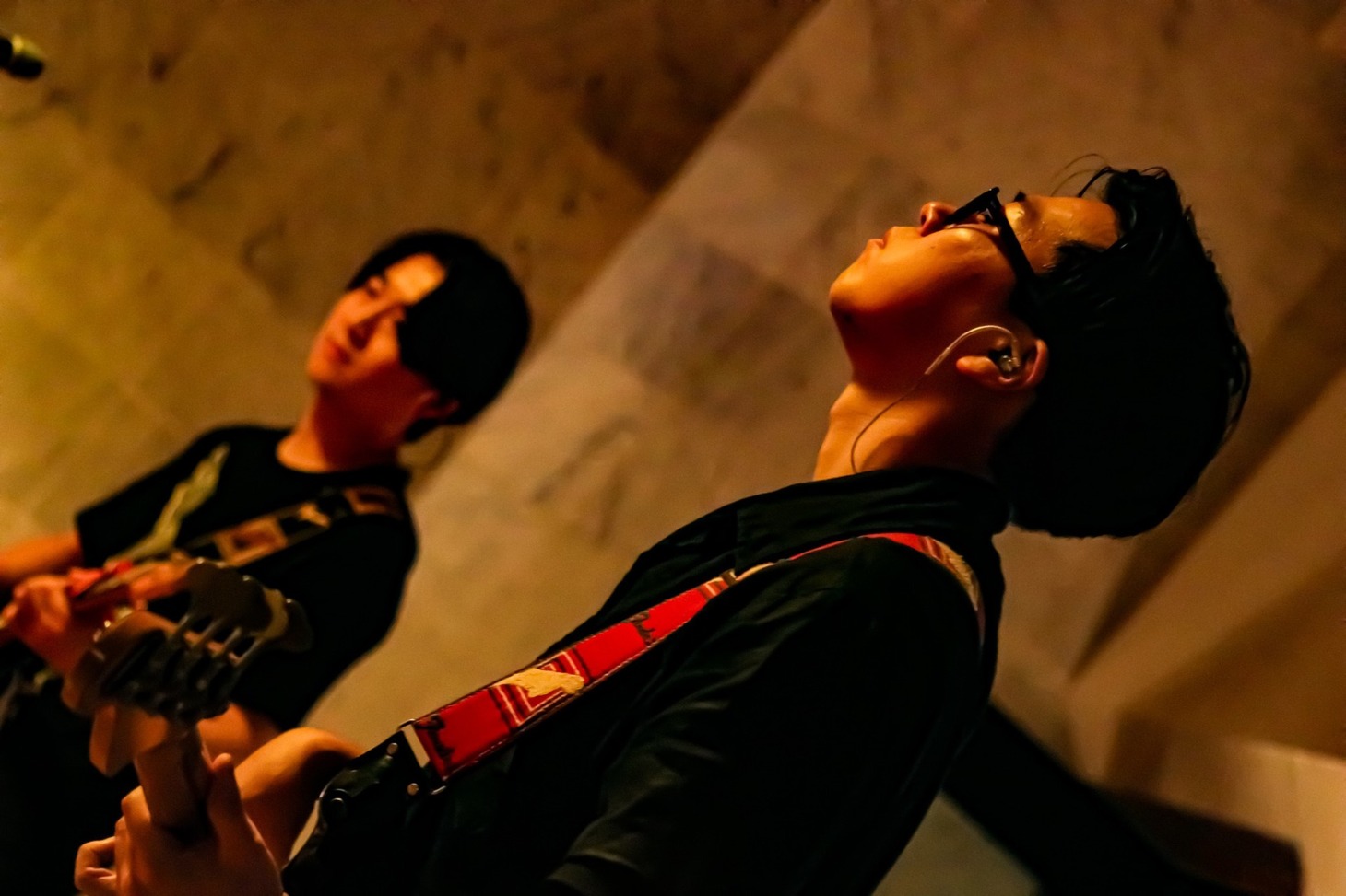 左から佐藤拓也（G, Key）、前田恭介（B / androp）。