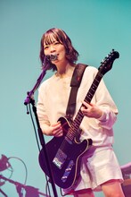 宮崎朝子（G, Vo）（撮影：河上良）