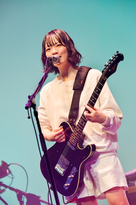 宮崎朝子（G, Vo）（撮影：河上良）