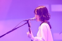 宮崎朝子（G, Vo）（撮影：河上良）