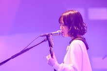 宮崎朝子（G, Vo）（撮影：河上良）