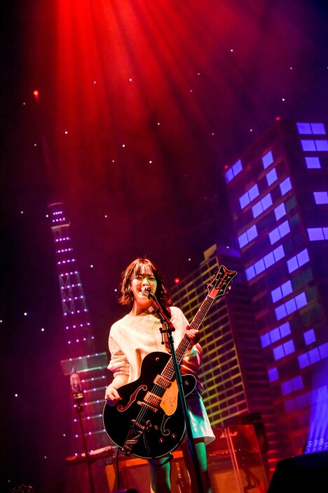 宮崎朝子（G, Vo）（撮影：河上良）