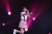 ソロで「届いてLOVE YOU▽」を歌う齊藤なぎさ（写真提供：代々木アニメーション学院）