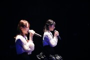 「虹の素」を歌う野口衣織と佐々木舞香。（写真提供：代々木アニメーション学院）