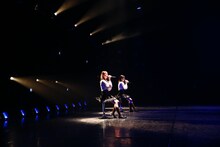 「虹の素」を歌う野口衣織と佐々木舞香。（写真提供：代々木アニメーション学院）