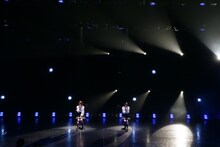 「虹の素」を歌う野口衣織と佐々木舞香。（写真提供：代々木アニメーション学院）