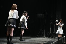 左から野口衣織、佐々木舞香、≠MEの冨田菜々風。（写真提供：代々木アニメーション学院）