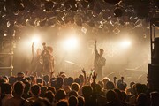 TRI4THのライブの様子。