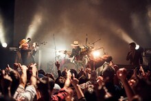 TRI4THのライブの様子。