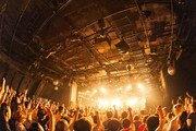 TRI4THのライブの様子。