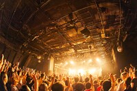 TRI4THのライブの様子。