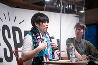 タオルを十二単のように重ねて欅坂46愛を表明するグランジ遠山（左）。