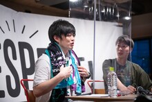 タオルを十二単のように重ねて欅坂46愛を表明するグランジ遠山（左）。