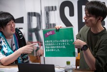 細かい注目ポイントを解説するグランジ遠山（左）とはんにゃ金田（右）。