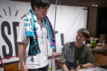 欅坂46が「Student Dance」のミュージックビデオでオマージュしたスタンリー・キューブリック監督の映画「時計じかけのオレンジ」のTシャツを着用したグランジ遠山（左）。