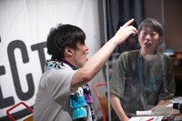 同じポイントで同時に大声を上げるグランジ遠山（左）とはんにゃ金田（右）。