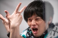 欅坂46メンバーとシンクロするグランジ遠山。