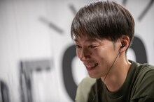 うれしそうに画面を見つめるはんにゃ金田。