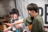 お気に入りのダンスシーンになると思わず体が動くはんにゃ金田（右）。