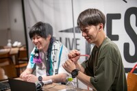 欅坂46のパフォーマンスに身構えるはんにゃ金田（右）。