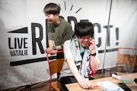 配信終了直後にアーカイブ映像で現場のハプニングシーンを確認し爆笑するはんにゃ金田（左）とグランジ遠山（右）。