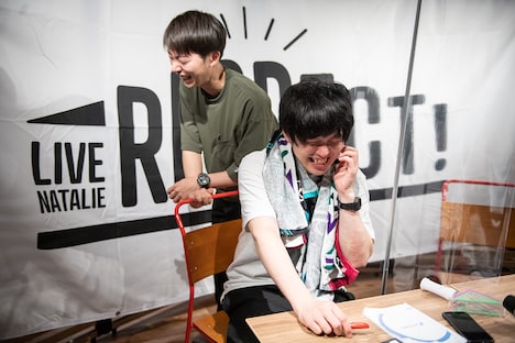 配信終了直後にアーカイブ映像で現場のハプニングシーンを確認し爆笑するはんにゃ金田(左)とグランジ遠山(右)。