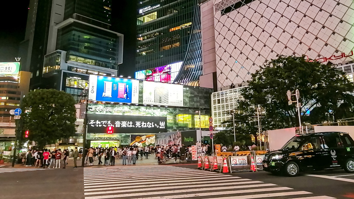 渋谷スクランブル交差点から見た「それでも、音楽は、死なない。」広告。（2020年6月20日撮影）