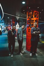 「TBSラジオ主催 夏の魔物2020 in TOKYO」メインビジュアル前に立つ舐達麻。（Photo by cherry chill will.）