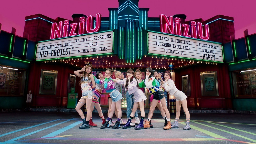 NiziU「Make you happy」ミュージックビデオより。