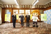 左から三日月大造滋賀県知事、西川貴教、橋川渉草津市長、タボくん。