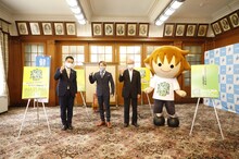 左から三日月大造滋賀県知事、西川貴教、橋川渉草津市長、タボくん。