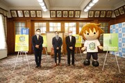左から三日月大造滋賀県知事、西川貴教、橋川渉草津市長、タボくん。