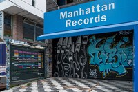 東京・Manhattan Recordsに掲出されたDos Monos新曲の屋外広告。