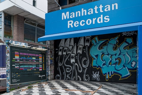 東京・Manhattan Recordsに掲出されたDos Monos新曲の屋外広告。