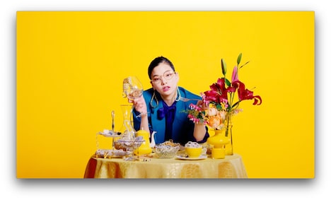 SHE'S「Ugly」ミュージックビデオより。