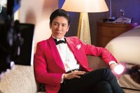 郷ひろみ「ウォンチュー!!!」ミュージックビデオのワンシーン。