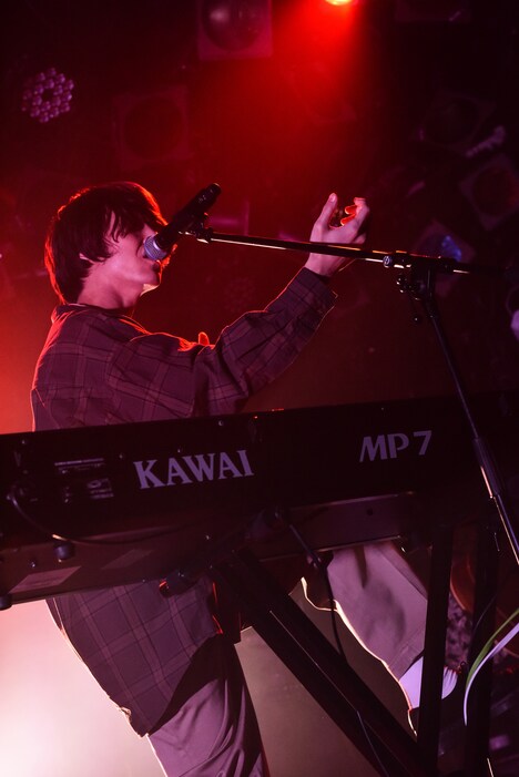 井上竜馬（Vo, Key）（Photo by MASANORI FUJIKAWA）