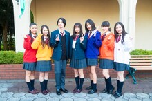 吉野北人、山口乃々華、Girls2のオフショット。(c)2020『私がモテてどうすんだ』製作委員会 (c)ぢゅん子/講談社