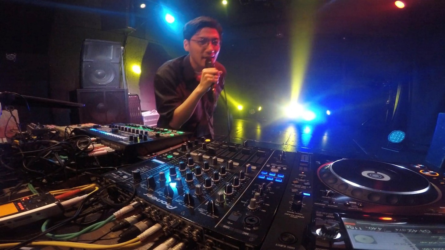 tofubeatsによるライブセットの配信画面。
