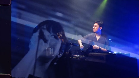 tofubeatsによるライブセットの配信画面。