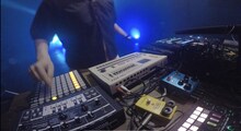 tofubeatsによるライブセットの配信画面。