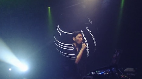 tofubeatsによるライブセットの配信画面。