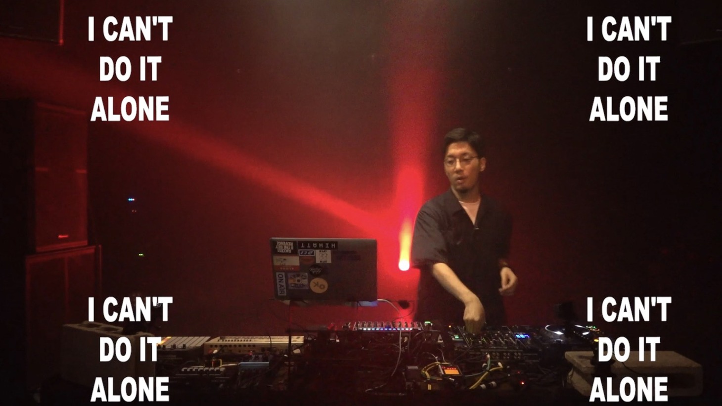 tofubeatsによるライブセットの配信画面。