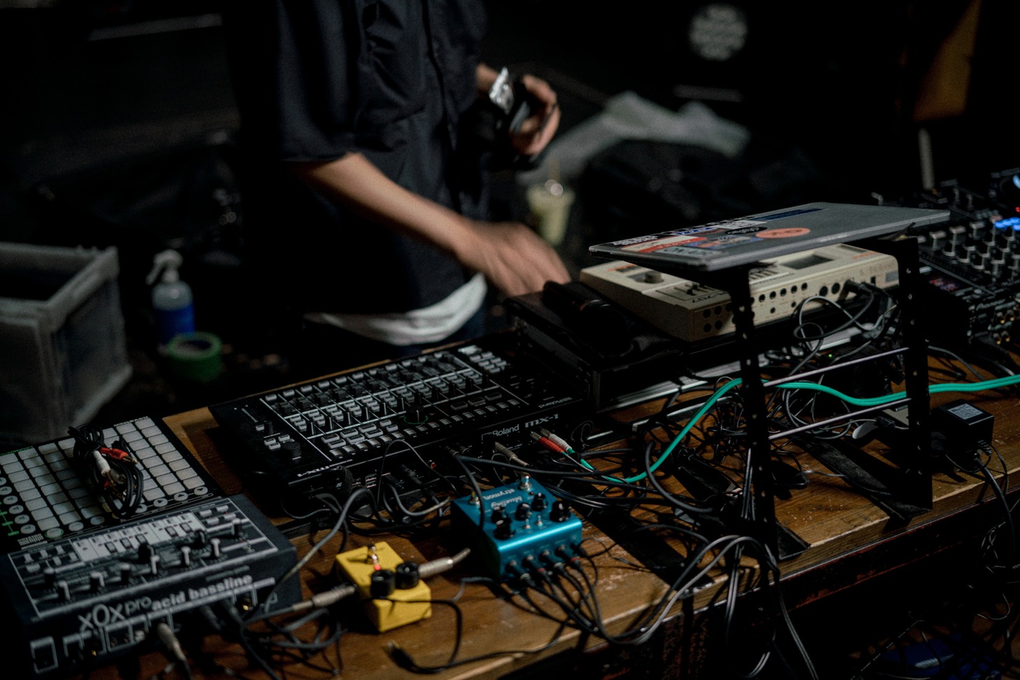 収録ライブパートでのtofubeatsのオフショット。（Photo by Jun Yokoyama）