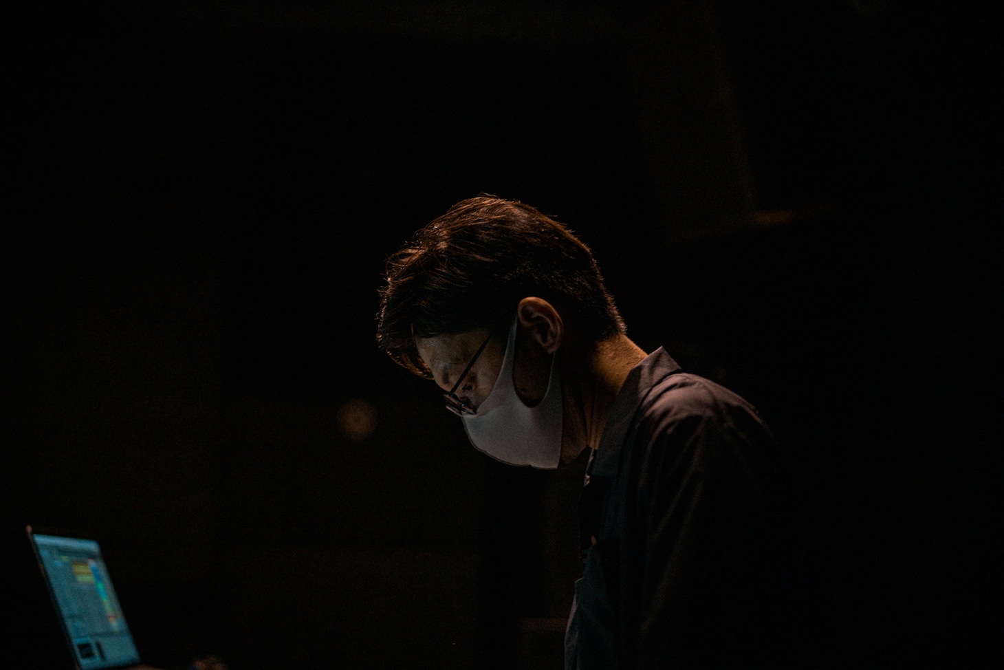 収録ライブパートでのtofubeatsのオフショット。（Photo by Jun Yokoyama）