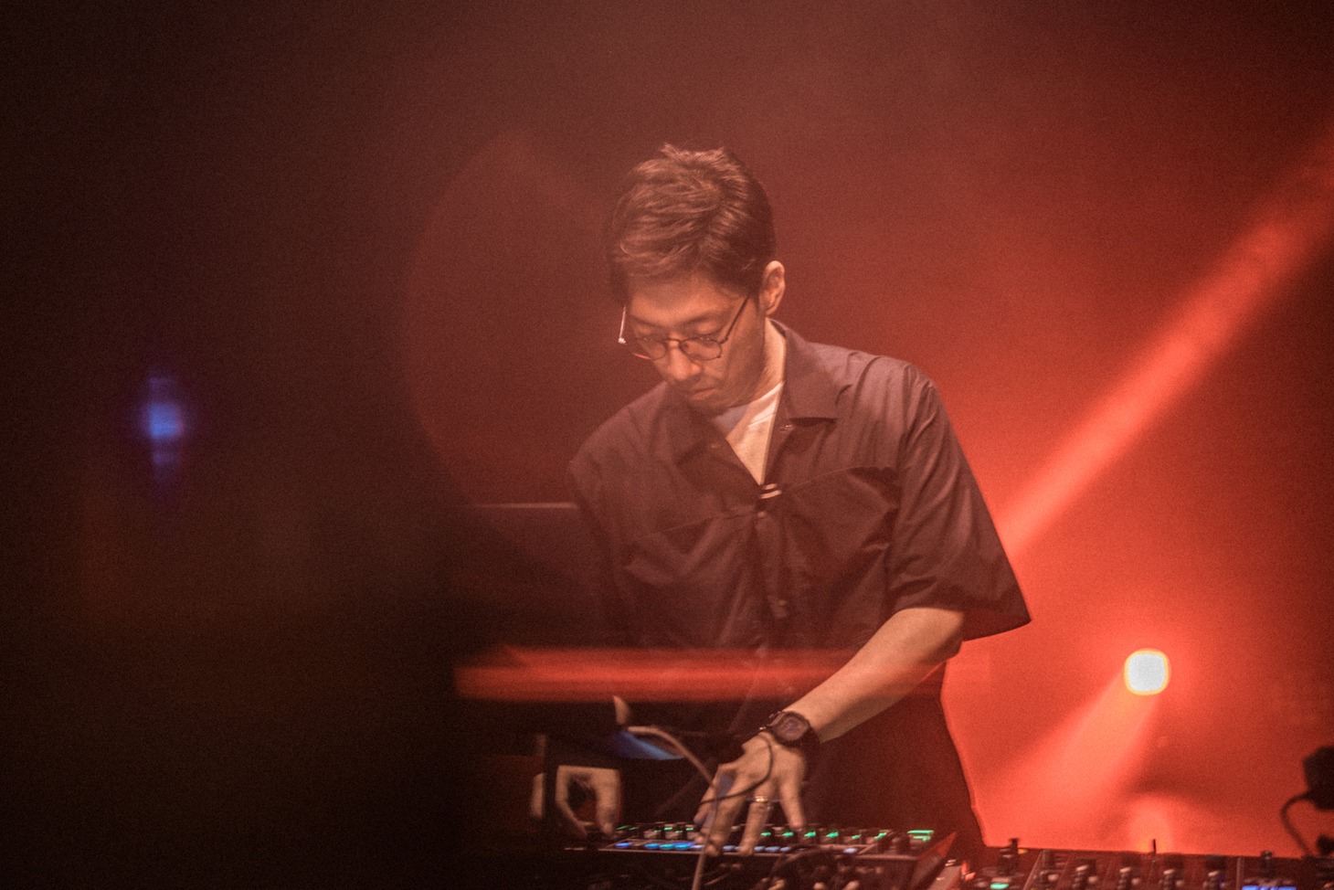収録ライブパートでのtofubeatsのオフショット。（Photo by Jun Yokoyama）